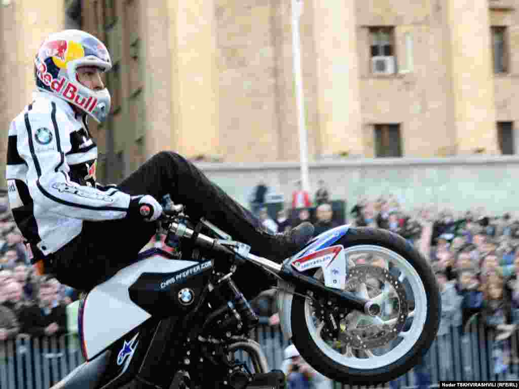 ქრის ფაიფერმა პარლამენტის წინ შეკრებილ ადამიანებს წარმოუდგენლად რთული ნომრები აჩვენა.