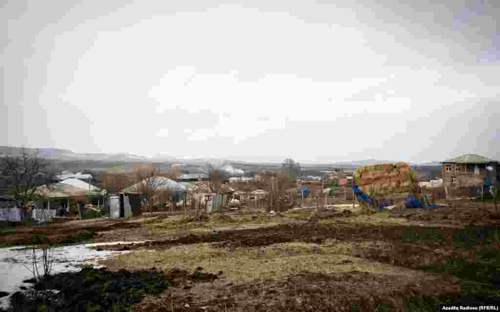 Kəndlilər həm əkinçilik, həm də maldarlıqla məşğul olur. 