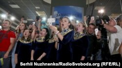 Boxer Oleksandr Usyk was greeted at Kyiv's Boryspil airport on July 23 by a choir.