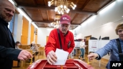 На адным з выбарчых участкаў у Рызе, сталіцы Латвіі, 3 кастрычніка 2026 году