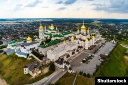 Почаївська лавра. Новий Спасо-Преображенський храм на горі, споруджений у 2011–2013 роках, закриває головний Успенський собор ХVIII століття. Він дисонує з бароковим комплексом Почаївського монастиря