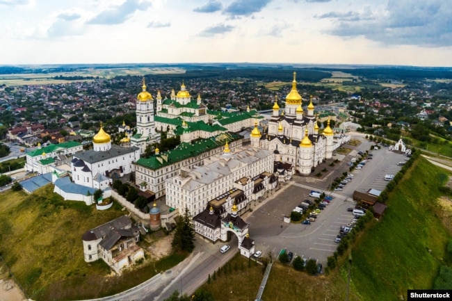 Почаївська лавра. Новий Спасо-Преображенський храм на горі, споруджений у 2011–2013 роках, закриває головний Успенський собор ХVIII століття. Він д...