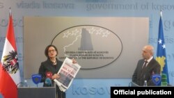 Косово. Министр внутренних дел Австрии Йоханна Микл-Лейтнер на совместной пресс-конференции с премьер-министром Косова Исой Мустафой, 20 февраля