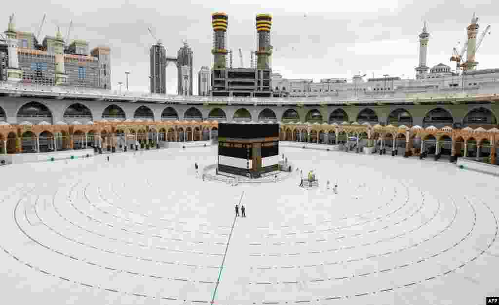 Kaaba, altarul sfânt al musulmanilor, în centrul Marii Moschei din Mecca, înaintea pelerinajului anual. Inelele sunt destinate păstrării distanței fizice între pelerini.