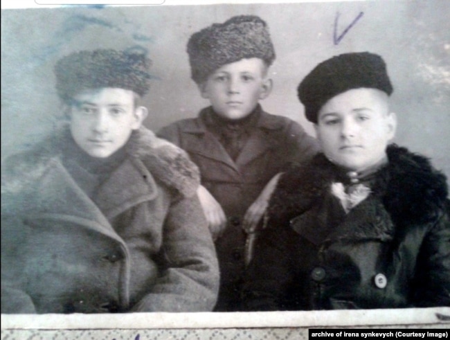 Григорій Маленко із друзями. Приблизно 1940 рік