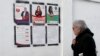 یک مرد تونسی در پایتخت تونس به پوسترهای انتخاباتی نگاه می‌کند؛ روز شنبه دوم دی 