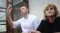 Олга Михайлов и Алексей Навални по време на съдебно заседание в Москва през 2015 г. 