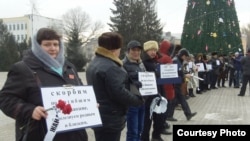 На фото: собравшиеся на мероприятие «Жанаозен-Желтоксан» в центре Уральска. 16 декабря 2012 года. Фото с социальной сети Facebook.
