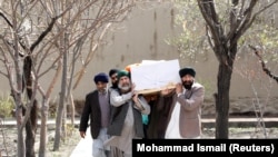 تصویر آرشیف : گروهی از سیک‌ها در کابل تابوت یکی از قربانیان حمله بر گوردوارهٔ شوربازار را که در سال ۲۰۲۰ صورت گرفته بود٬ حمل می کنند. 