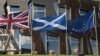 Zastave Velike Britanije, Škotske i Evropske unije (EU) ispred zgrade škotskog parlamenta u Edinburgu, juni 2016.
