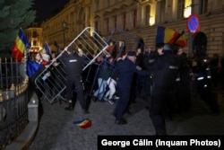 Câteva sute de persoane protestează față de decizia BEC de a respinge candidatura lui Călin Georgescu. București, 9 martie 2025.