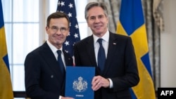Държавният секретар на САЩ Антъни Блинкен и шведският министър-председател Улф Кристерсон по време на церемония в Държавния департамент на САЩ, на която Швеция официално се присъединява към Северноатлантическия алианс.