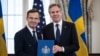 Sekretari amerikan i Shtetit, Antony Blinken, i pranon dokumentet e ratifikimit të anëtarësimit të Suedisë në NATO, nga kryeministri i Suedisë, Ulf Kristersson, në Uashington, 7 mars 2024.