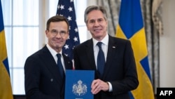 Secretarul de stat al SUA, Antony Blinken, primește documentele de ratificare de la prim-ministrul suedez Ulf Kristersson, la Departamentul de Stat al SUA, cu ocazia aderării oficiale a Suediei la Alianța Nord-Atlantică, 7 martie 2024.