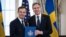 Secretarul de stat al SUA, Antony Blinken, primește documentele de ratificare de la prim-ministrul suedez Ulf Kristersson, la Departamentul de Stat al SUA, cu ocazia aderării oficiale a Suediei la Alianța Nord-Atlantică, 7 martie 2024.