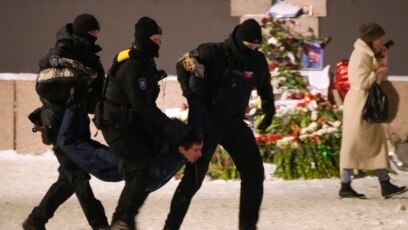 Властите в Русия са арестували повече от 100 души които