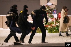 Задержание человека, возложившего цветы в память об Алексее Навальном в Петербурге 16 февраля 2024 года 