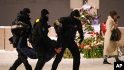 Policajci su 16. februara u Sankt Peterburgu priveli muškarca koji je polagao cvijeće Alekseju Navaljnom na Memorijalu žrtvama političke represije