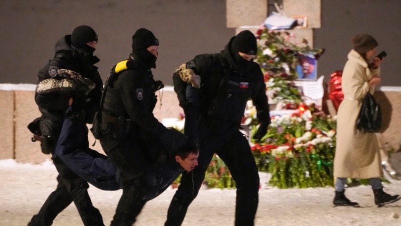 Повеќе од 100 уапсени ширум Русија додека му оддaвале почит на Навални