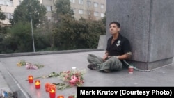 Гражданин Чехии Мартин Шульц у памятника советскому маршалу Ивану Коневу. Прага, 16 сентября 2019 года.
