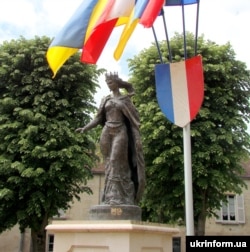 Пам’ятник королеві Франції Анні Ярославні (Анні Київській) у Санлісі, Франція, 15 травня 2011 року