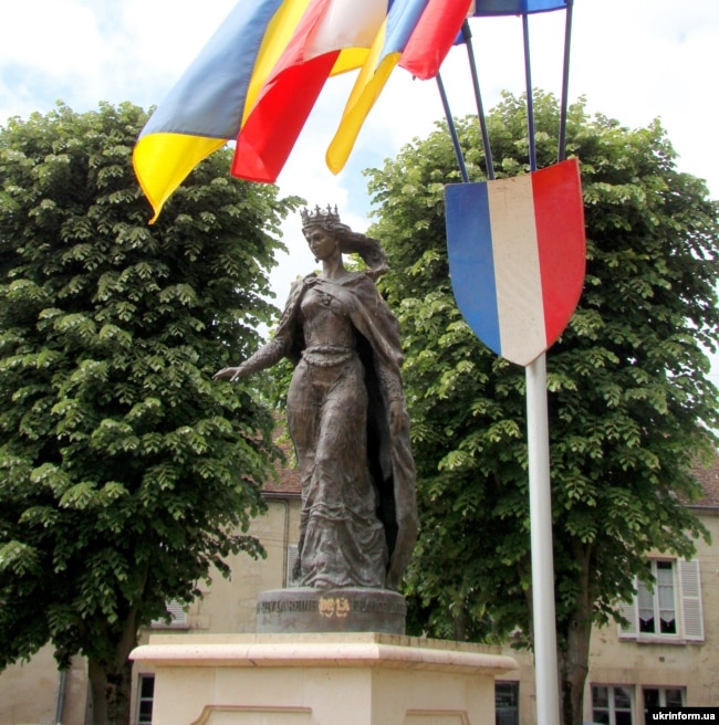 Пам’ятник королеві Франції Анні Ярославні (Анні Київській) у Санлісі, Франція, 15 травня 2011 року