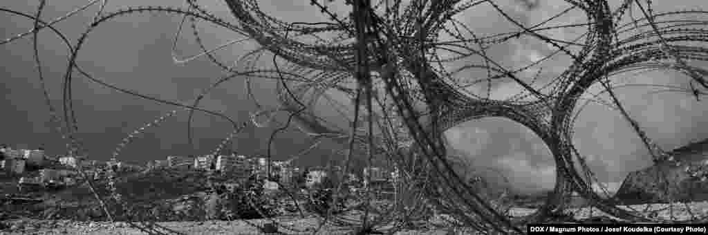 Josef Koudelka, Al &#39;Eizariya (Bethania) Ierusalimul de răsărit, 2010 