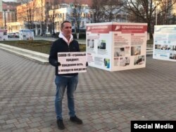 Single-person pickets have become common in Russia.