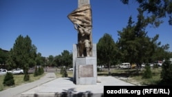 Монумент в Ангрене погибшим во Второй мировой войне.