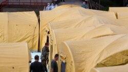 Zdravstveno osoblje Infektivne klinike u Skoplju sa vojskom pregleda šatore koji su postavljeni za smeštaj obolelih od COVID-19