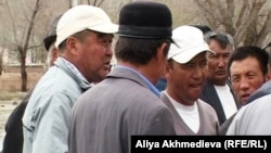 Қызылағаш ауылы тұрғындарының наразылық жиыны. Алматы облысы Қызылағаш ауылы, 23 сәуір 2011 жыл.