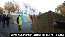 Встановлені поблизу Верховної Ради намети, 17 жовтня 2017 року