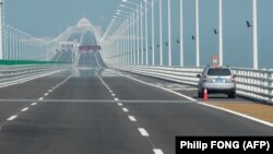 Uključujući pristupne puteve, most se prostire na 55 km
