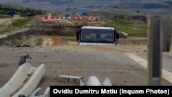 Un alt studiu de caz este cel al „autostrăzii Bechtel“: câteva cioturi de autostradă construite cu chiu cu vai în zece ani, totul sfârșindu-se cu despăgubiri plătite de statul român