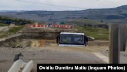 Contractul firmei Salini pe lotul 3 din austrada Lugoj - Deva a fost reziliat în 2016, după ce o porţiune de drum s-a surpat. Cheltuilelile pentru refacerea lucrărilor au fost suportate de Direcţia Regională de Drumuri.