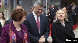 Kryeministri Hashim Thaçi, sekretarja amerikane Hillary Clinton dhe shefja për politikë të jashtme të BE-së, Catherine Ashton para takimit në Prishtinë