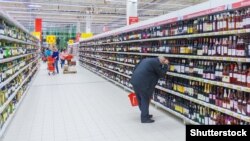 Intoxicațiile cu alcool contrafăcut sunt frecvente în Rusia, oamenii dorind să economisească bani pe băuturi mai ieftine.