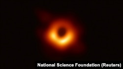 Първата снимка на черна дупка
