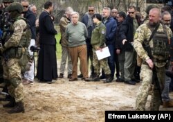 Генеральний секретар ООН Антоніу Ґутерріш під час відвідин Бучі на Київщині, в якій було задокументовано низку воєнних злочинів російських військових. Буча, 28 квітня 2022 року