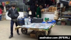 Türkmenabadyň bazarlarynyň birinde ilmleriň we kompýuter oýunlarynyň disklerini satýan oglan (Arhiw suraty)