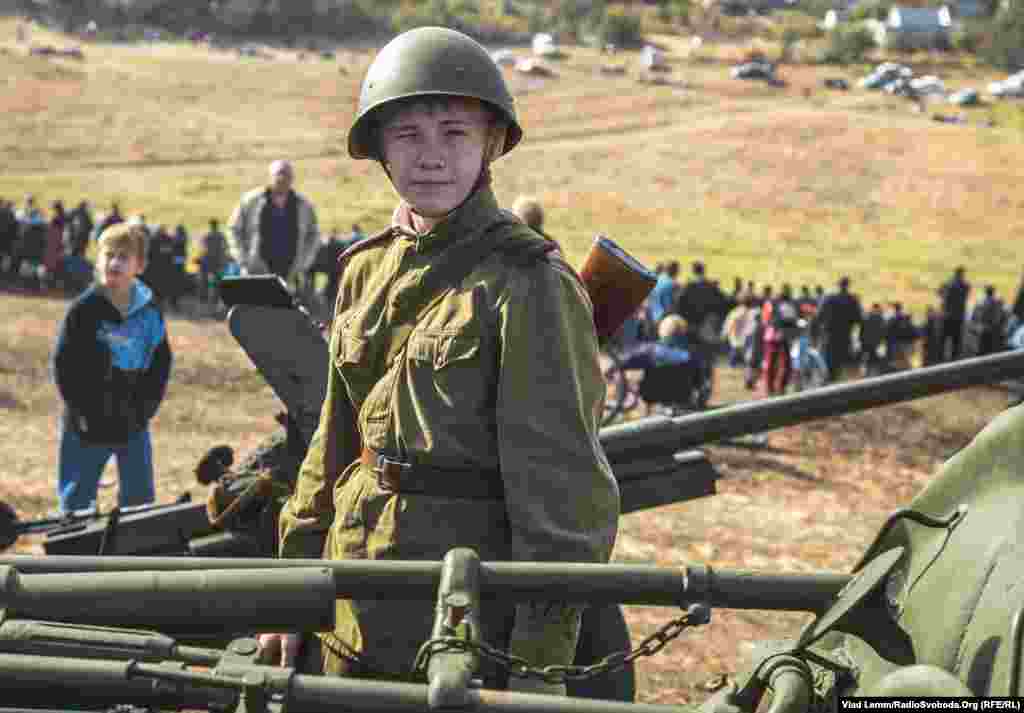 Хлопчик у формі радянської армії