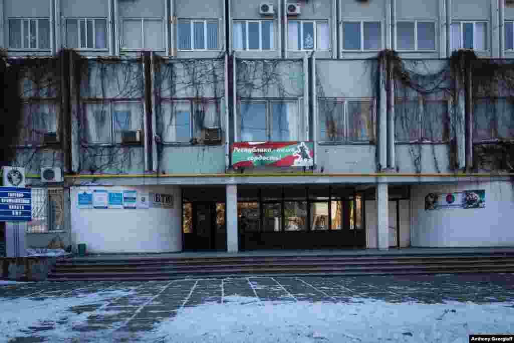 Panoul din fața Camerei de Comerț și Industrie din Transnistria, pe care scrie: &bdquo;Republica este mândria noastră&rdquo;.