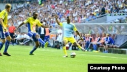 Ghanaian Patrick Twumasi (right) of FC Astana crosses the ball during a game against HJK Helsinki in Astana on August 5.