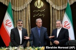 عباس عراقچی، علی ربیعی و بهروز کمالوندی در زمان اعلام گام دوم ایران در کاهش تعهدات هسته‌ای