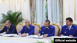Юсуф Раҳмон, додситони кулл ва зердастонаш дар мулоқот бо президент. Акс аз дафтари матбуоти раиси ҷумҳури Тоҷикистон