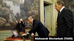 Russian Foreign Minister Sergei Lavrov (right) and Turkish counterpart Mevlut Cavusoglu attend a ceremony in memory of Russian Ambassador to Turkey Andrei Karlov before their talks in Moscow on December 20.