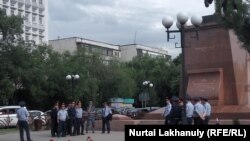 Райымбек даңғылы бойында тұрған полицейлер. Алматы, 12 маусым 2019 жыл.