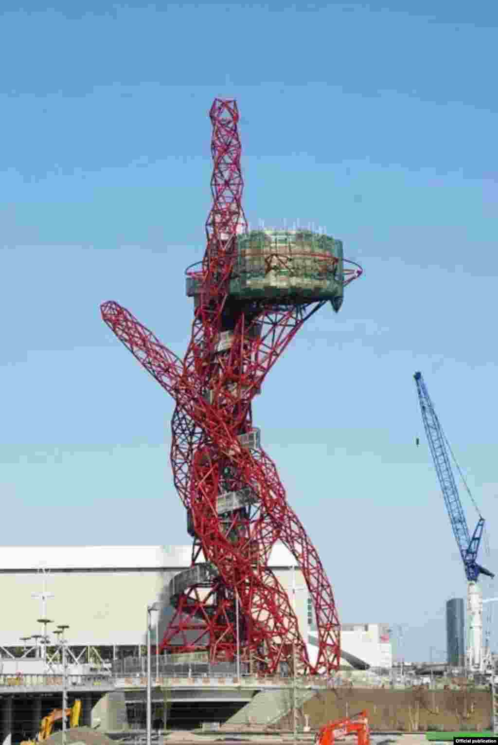 Скульптура і аглядная вежа ў Лёнданскім Олімпійскім парку