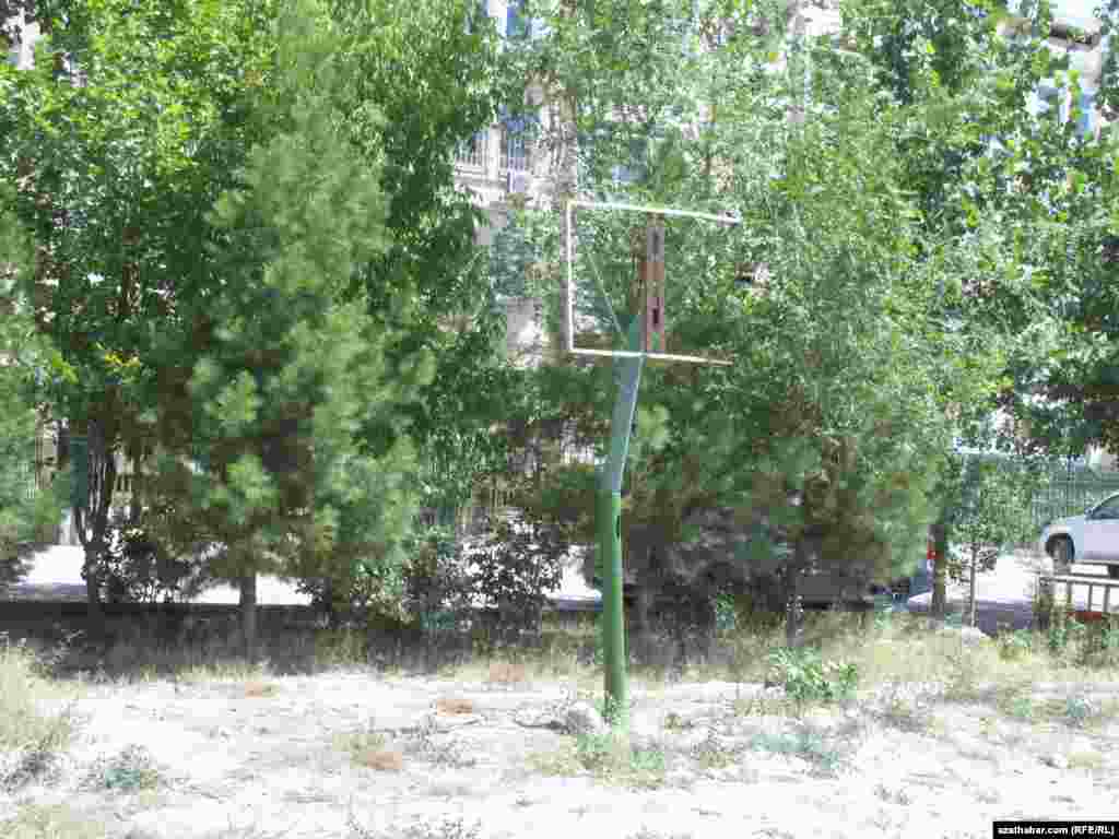 Daşlyk meýdandaky sandan çykan basketbol desgasy