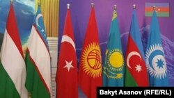 Туркий кенгашга аъзо давлатларнинг байроқлари.